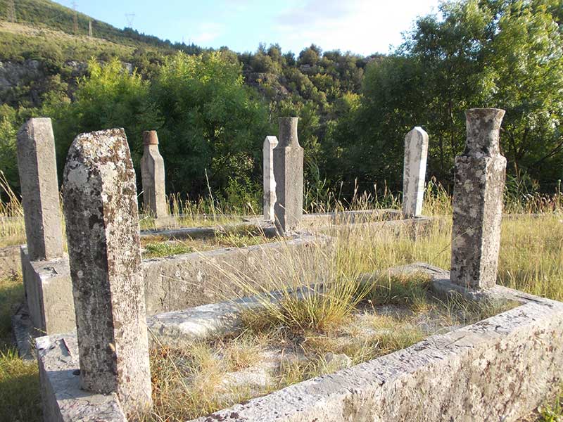 Stari nišani iznad sela Budmolića kod Tarčina