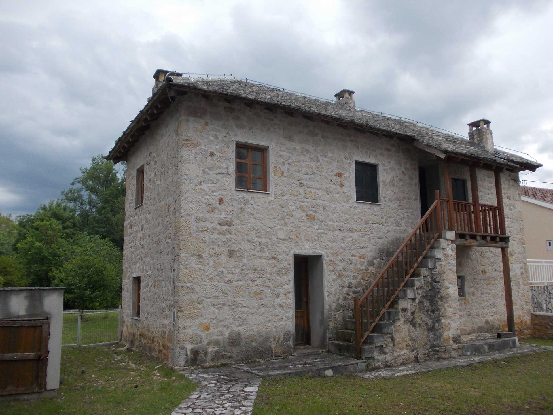 Stari nišani iznad sela Budmolića kod Tarčina