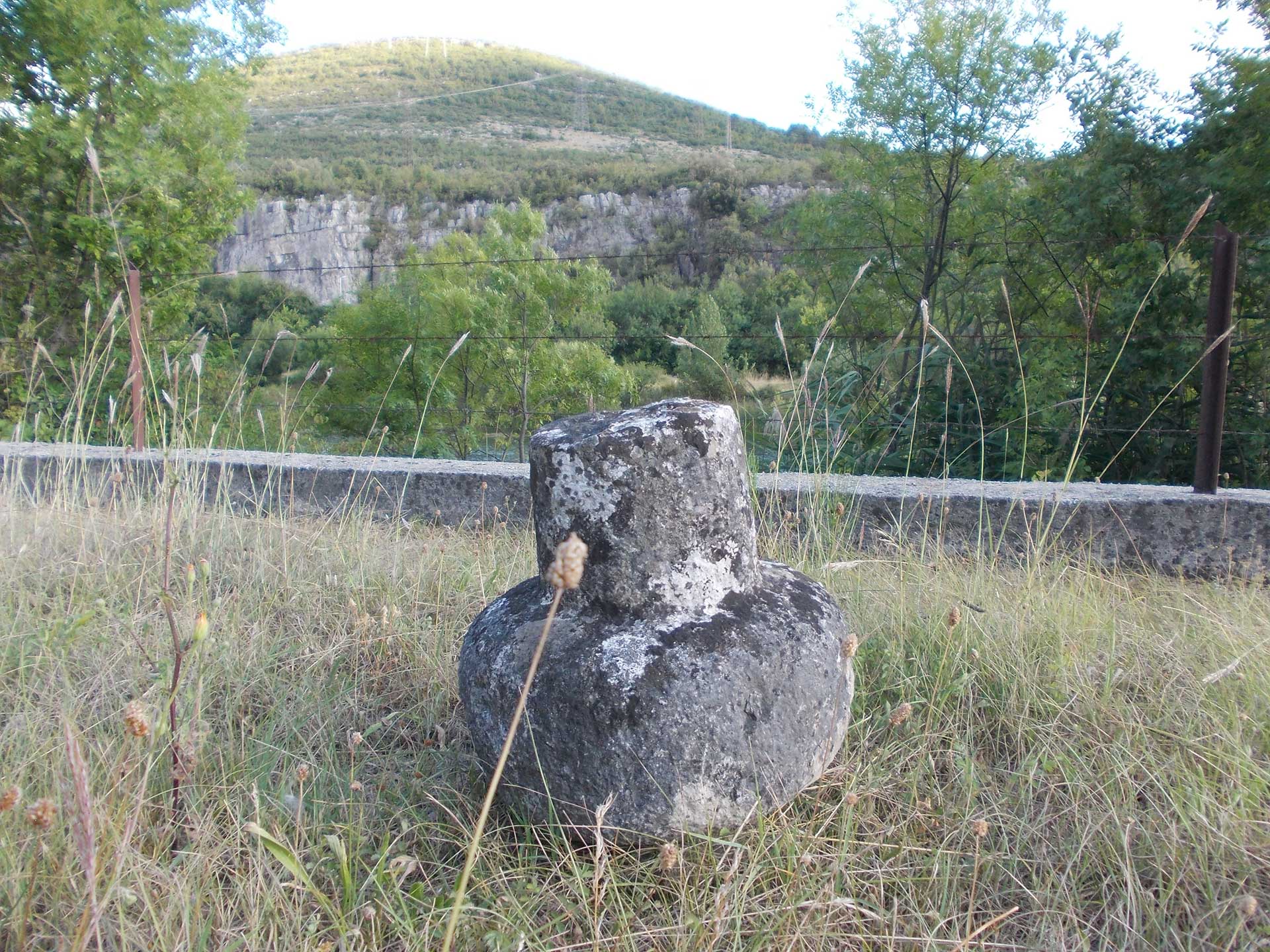 Stari nišani iznad sela Budmolića kod Tarčina