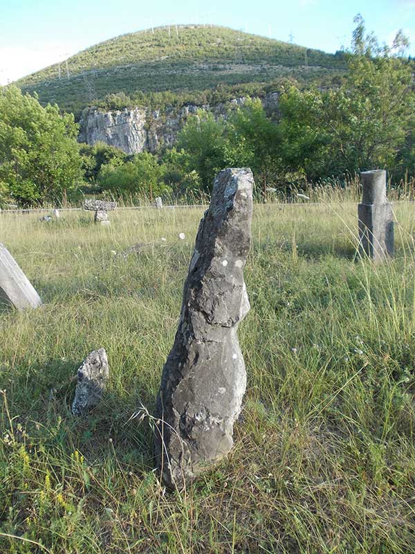 Stari nišani iznad sela Budmolića kod Tarčina