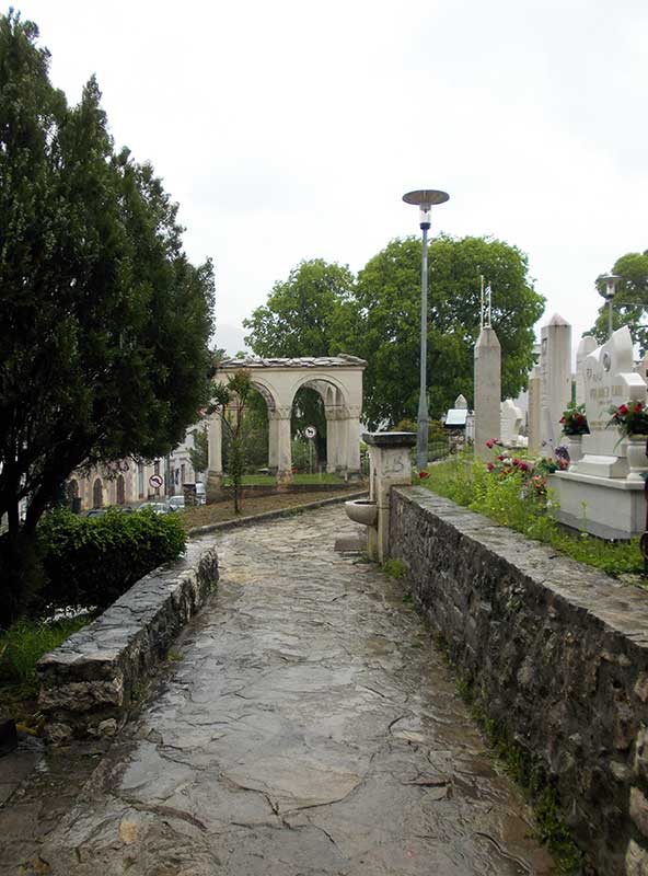 Stari nišani iznad sela Budmolića kod Tarčina