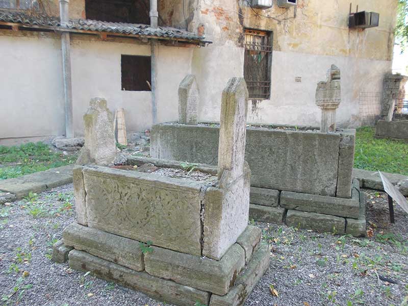 Stari nišani iznad sela Budmolića kod Tarčina